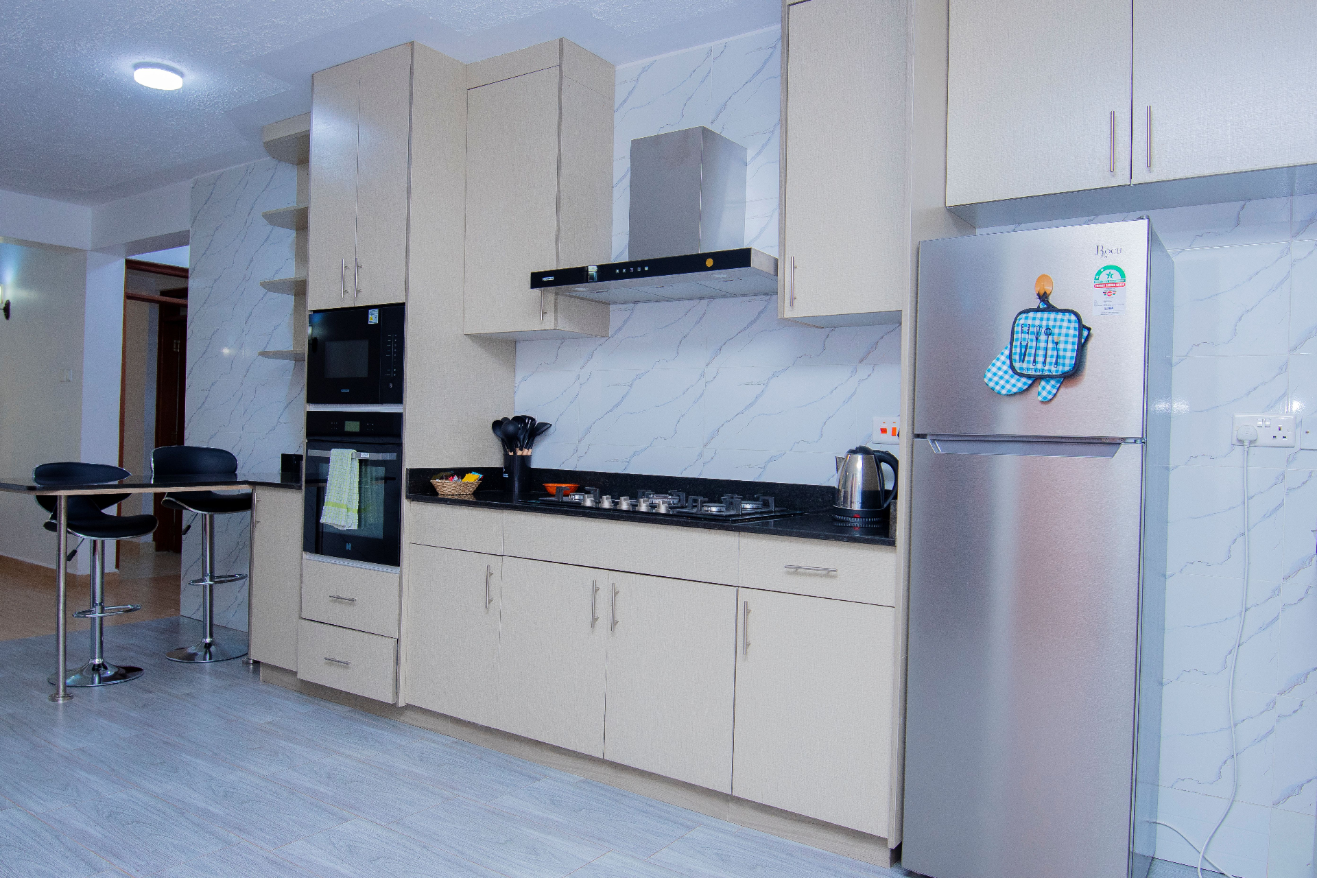Deluxe Studio with Kitchenette – full kitchen with induction cooker, fridge, oven and microwave