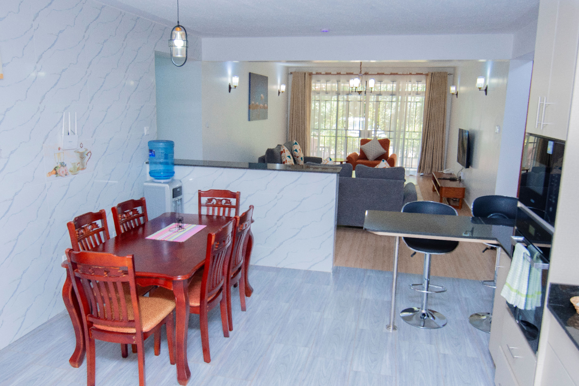 Deluxe Studio with Kitchenette – kitchenette and dining space